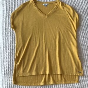 Orvis gold v-neck short sleeve size medium
